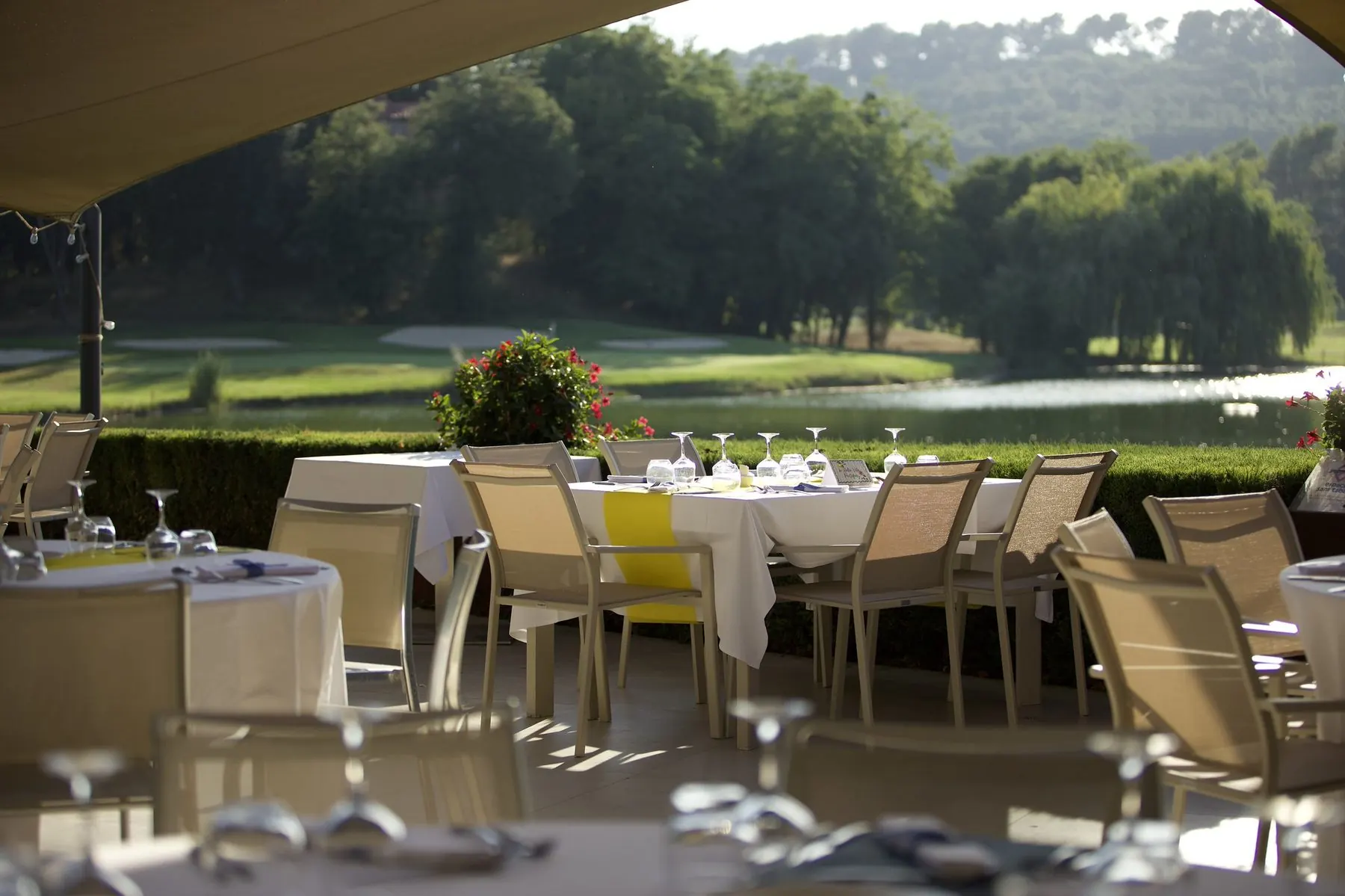 Terrasse d’un restaurant de golf face au parcours